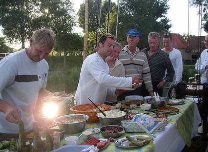 Barbecuen tijdens een meezeil reis op de La Bohème.jpg