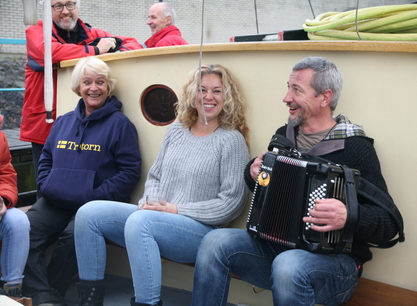 Lotus wedstrijd mensen dek muziek instrument Brandarisrace 2015.JPG