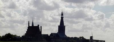 Medemblik gezien vanaf het IJsselmeer. We zien o.a. het oude stadhuis, de molen en het 