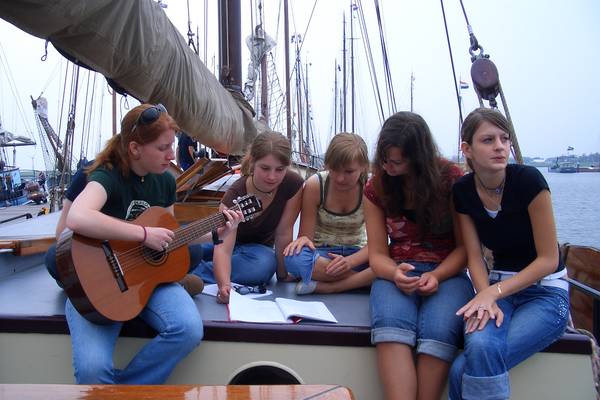 Schüler machen Musik bei einer Segel-Klassenfahrt in den Niederlanden.