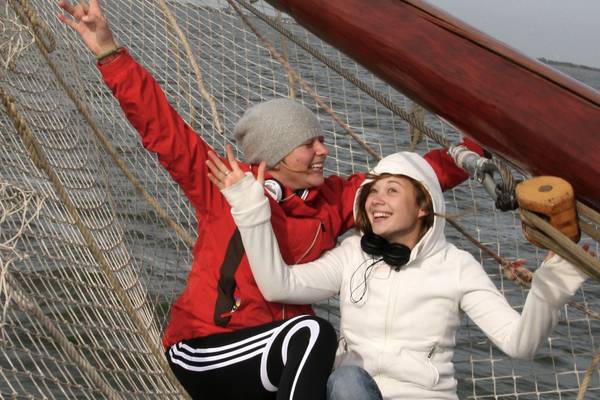 Spass an Bord eines Segelschiffs bei einer Klassenfahrt in Holland