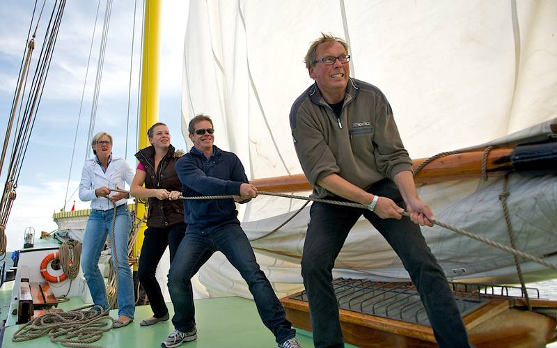 Betriebsausflug - Teambuilding auf dem Wasser: Segeln verstärkt die Zusammenarbeit 