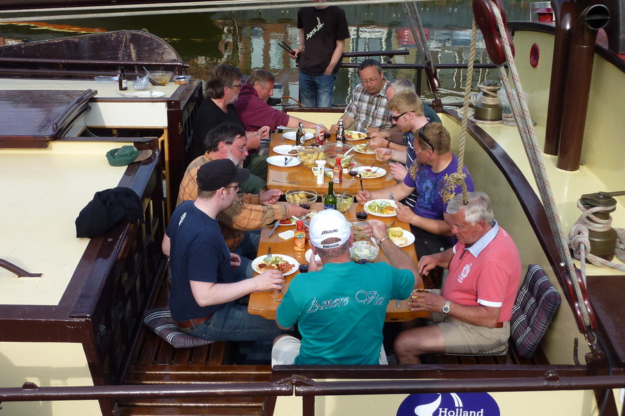 Plattbodenschiff mieten und Leben an Bord geniessen.