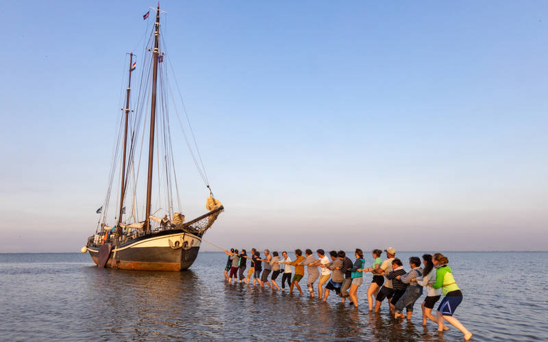 Archiv - Sobald das Schiff fest liegt, erklärt die Crew ein paar Dinge:
