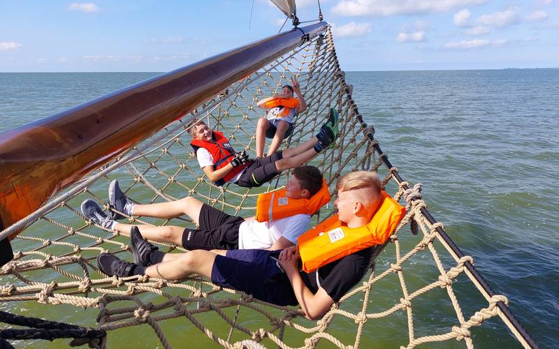 Kinder bei einem Segeltörn auf dem IJsselmeer.