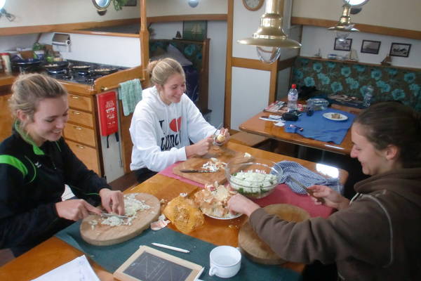 Schüler kochen selbst bei einer Klassenfahrt unter Segeln in den Niedelanden.