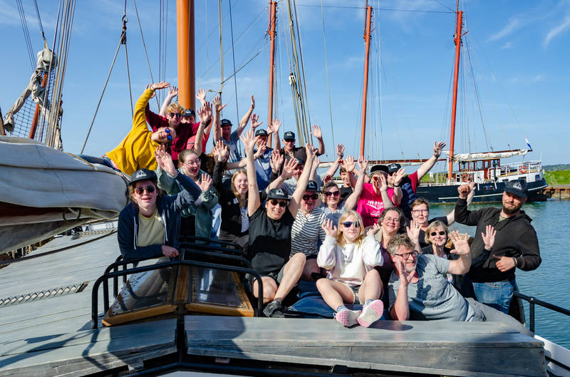 Eine Schulkasse beim Segeln in Holland bei einer Klassenfahrt